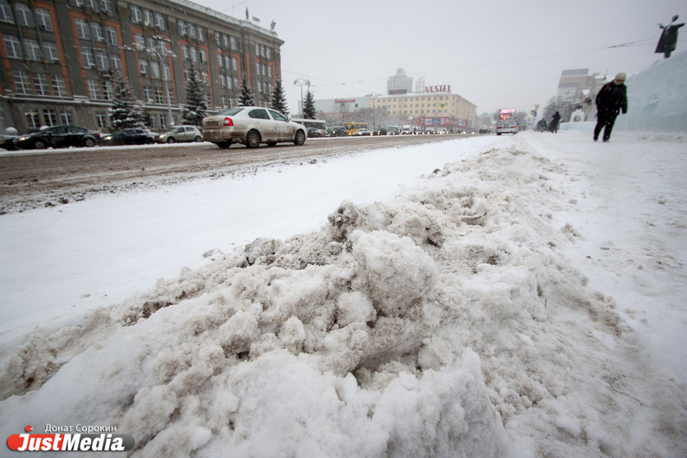 Провал программы «Столица». Мэрия не может справиться с рядовым снегопадом — проспект Ленина сузился на целую полосу - Фото 5