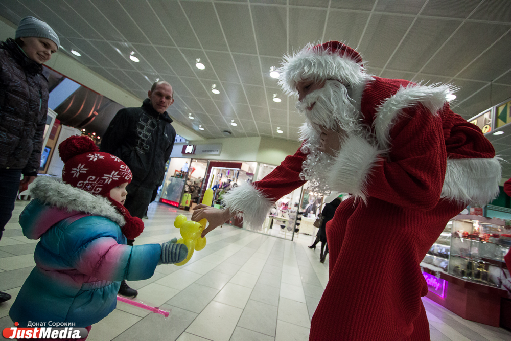 В Екатеринбурге поселились гигантские Деды Морозы - Фото 2