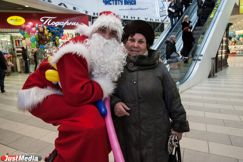 В Екатеринбурге поселились гигантские Деды Морозы - Фото 3