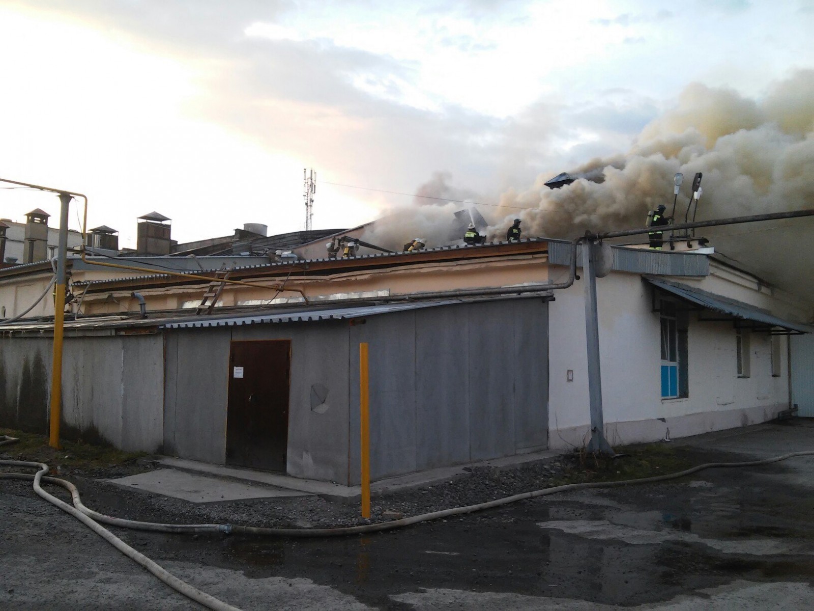 Куйвашев о ЧП в Тагиле: «Почему крыша такая и пожарные гидранты не работали? Я специально пригласил прокурора, чтобы он увидел все своими глазами» - Фото 2