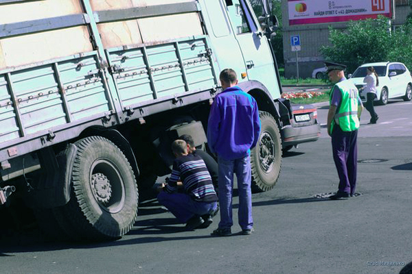 В центре Екатеринбурга колесо грузовика провалилось под землю - Фото 2