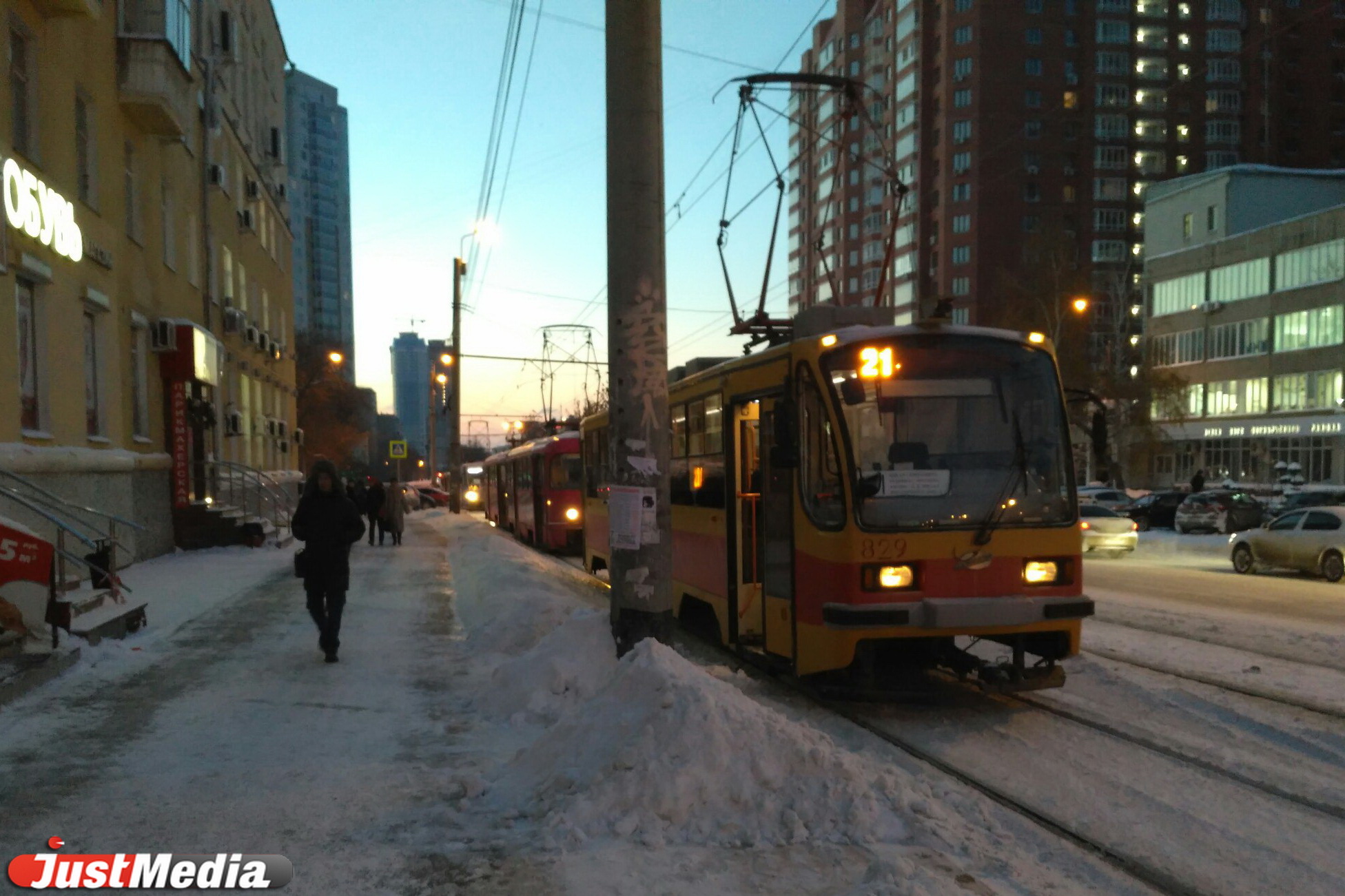 Hyundai-нарушитель парализовал движение трамваев на Луначарского. ФОТО - Фото 2