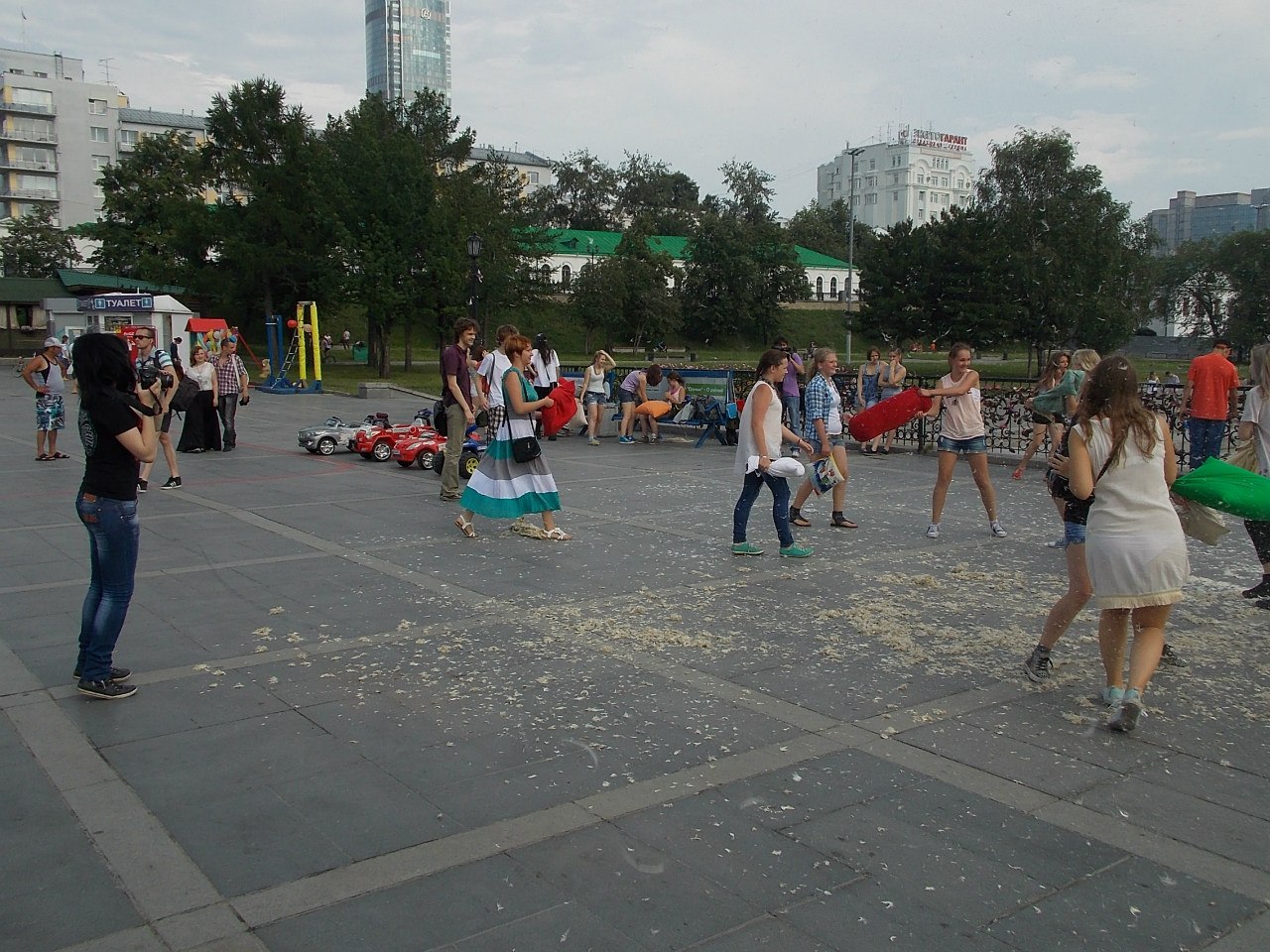 В центре Екатеринбурга горожане устроили битву подушками - Фото 2