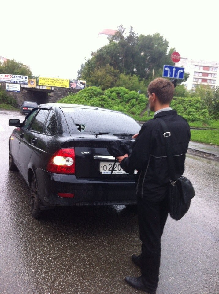 В Екатеринбурге разъяренный пешеход, вооруженный зонтом, разбил автомобиль. ФОТО - Фото 2