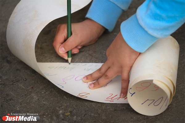 467 метров пожеланий потомкам: юные уральцы написали «самое длинное письмо миру» - Фото 5