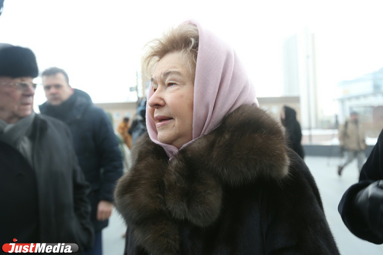 Наина Ельцина возложила цветы к памятнику супруга в честь его 86-летия. ФОТО - Фото 6