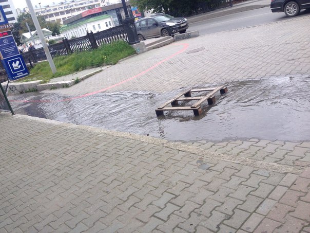 В центре Екатеринбурга прорвало канализацию - Фото 2