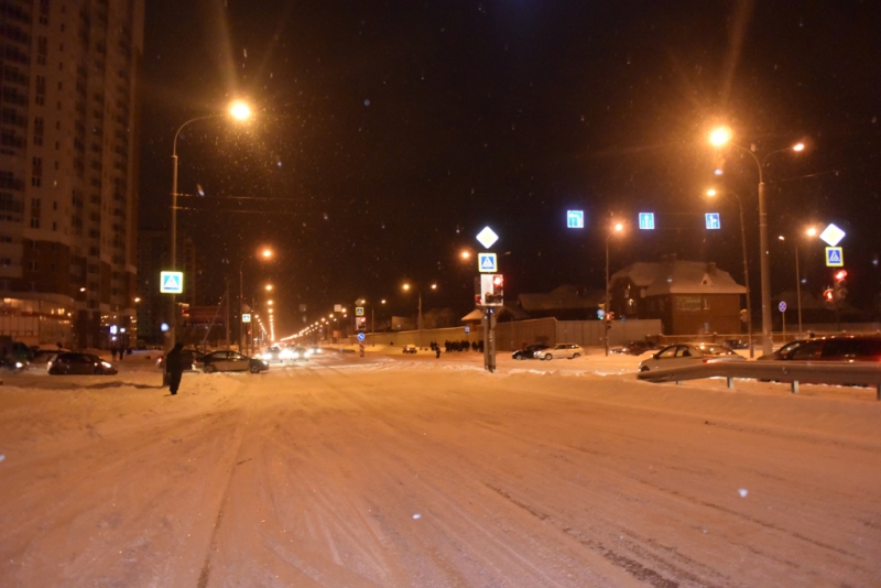 Житель Екатеринбурга попал под машину, переходя дорогу на красный свет - Фото 2