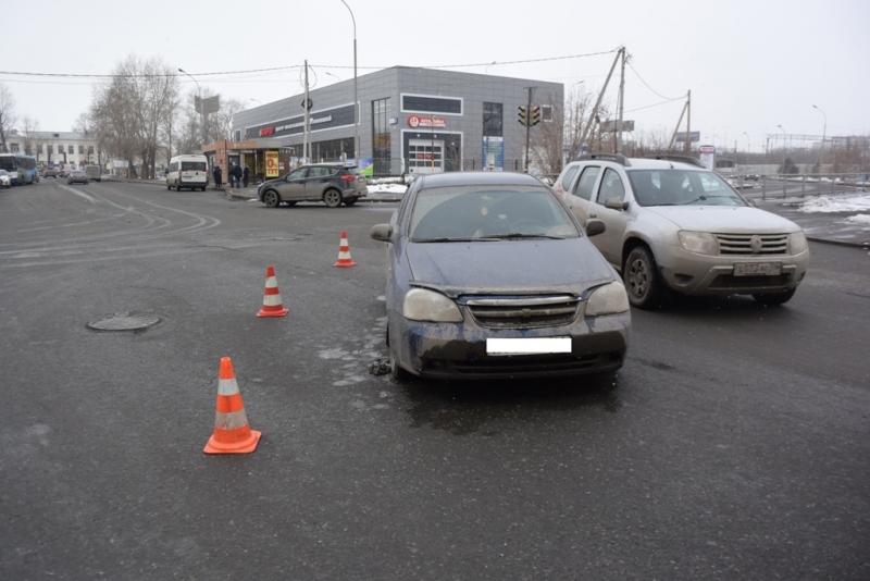 В Екатеринбурге водитель иномарки сбил девушку-пешехода, которая переходила дорогу на «зеленый». ФОТО  - Фото 2