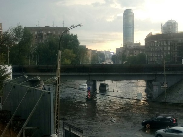 После грозы центр и несколько микрорайонов Екатеринбурга ушли под воду. ФОТО - Фото 2
