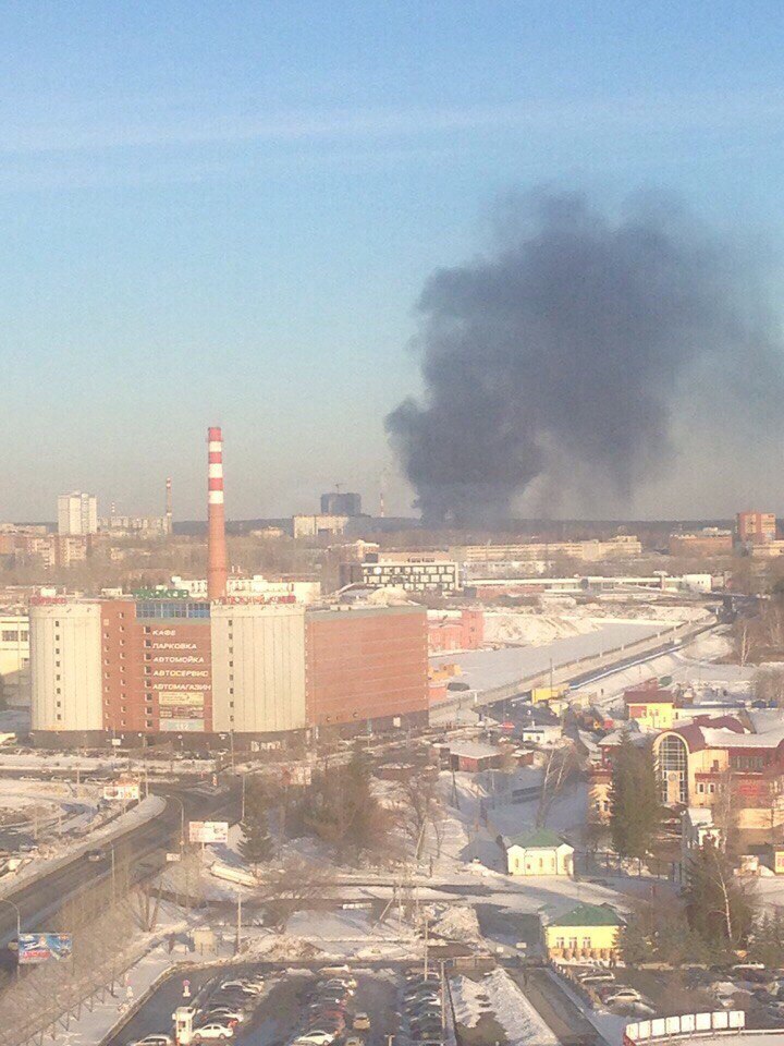 В Екатеринбурге полыхает коллективный сад. Огромный столб дыма виден во всех районах города. ФОТО - Фото 4