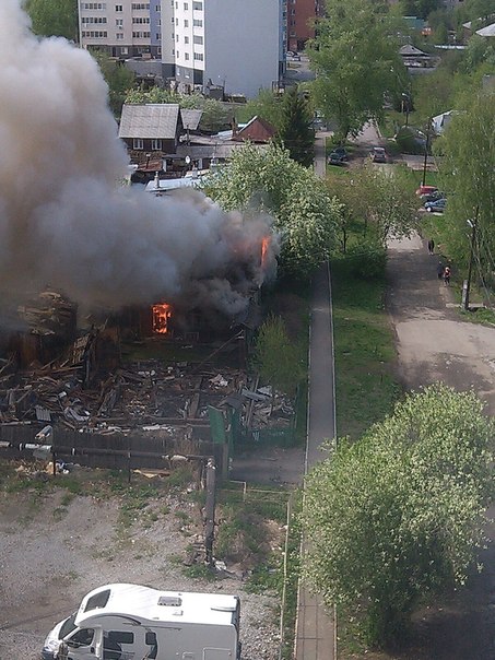 В Екатеринбурге на Гастелло горит частный дом. Горожане уверены, что здесь «расчищают» место под стройку - Фото 3