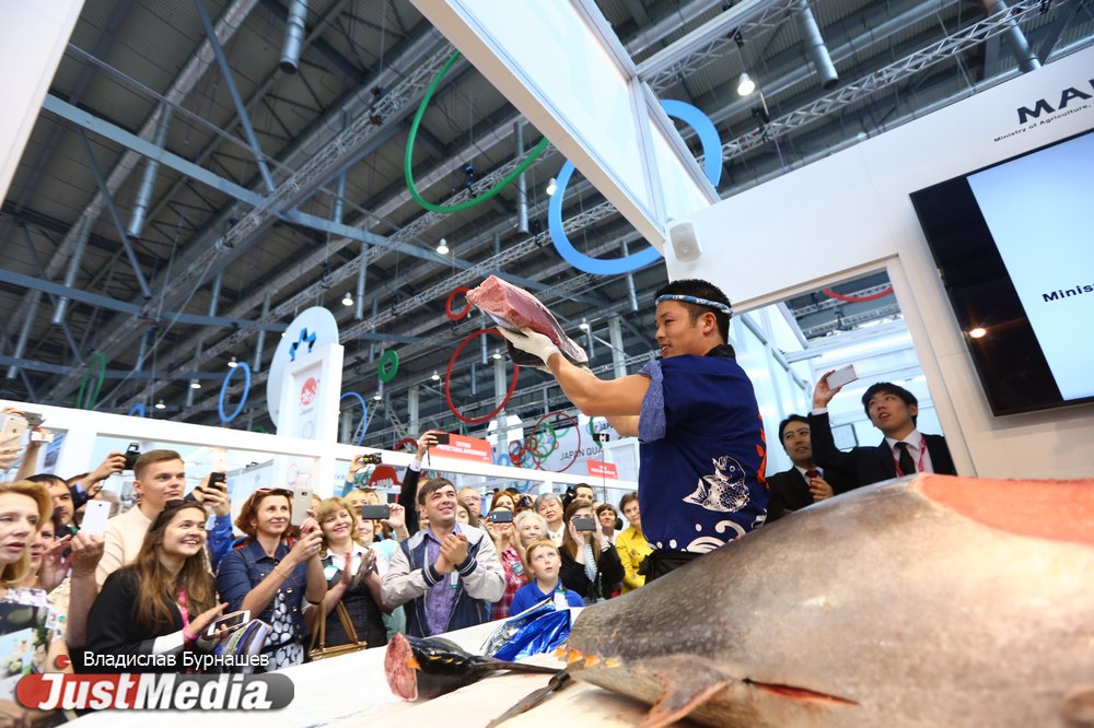 «Это лучшая часть промышленной выставки». Посетители ИННОПРОМа съели тунца весом 73 кг, искуственно выращенного в Японии. ФОТО - Фото 8
