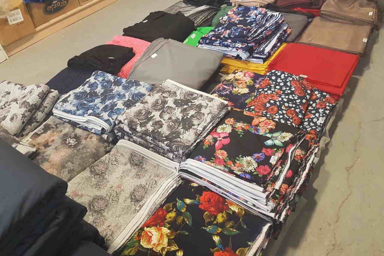 В Екатеринбурге приставы арестовали более 15 километров тканей у текстильной компании за многомиллионные долги перед налоговой - Фото 4