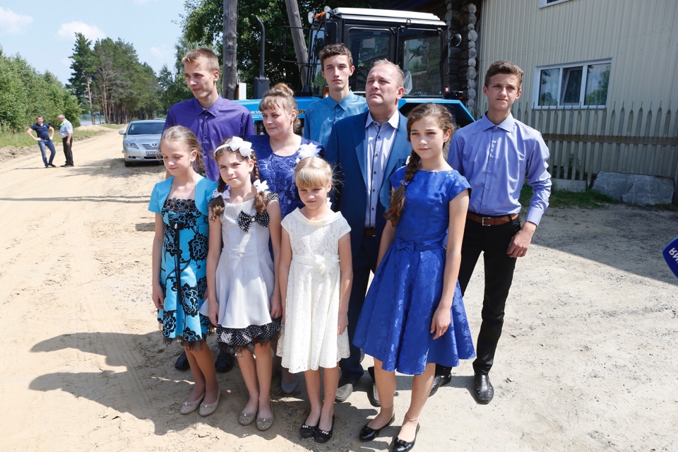Многодетной семье из Тавды подарили новый трактор от Путина - Фото 4