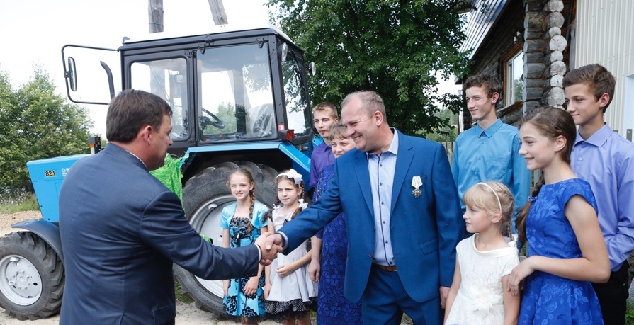 Многодетной семье из Тавды подарили новый трактор от Путина - Фото 2