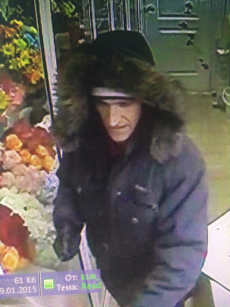 В Екатеринбурге налетчик за полчаса ограбил два цветочных магазина - Фото 3