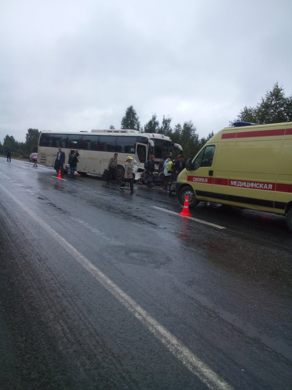 В Свердловской области на трассе автобус с пассажирами попал в ДТП. Есть пострадавшие. ФОТО - Фото 2