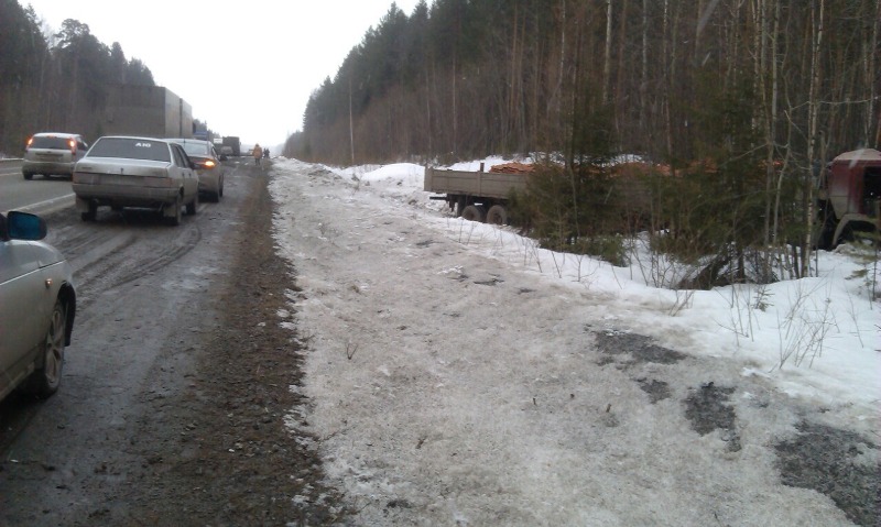 На Серовском тракте столкнулись два грузовика: вся дорога в досках, оба водителя в больнице  - Фото 2