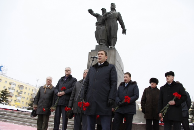 В память о подвиге. Руководители области возложили цветы к памятнику танкистам-добровольцам - Фото 2