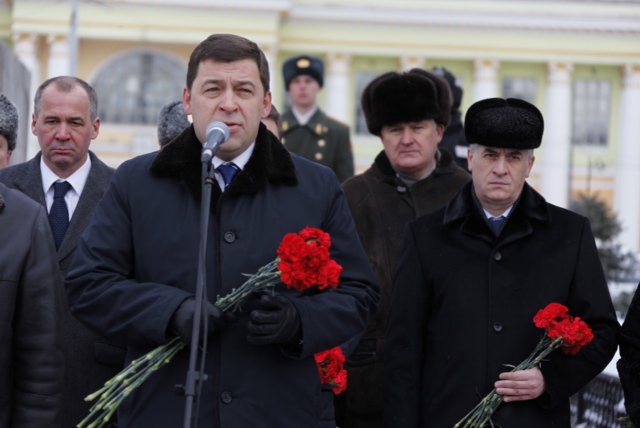 В память о подвиге. Руководители области возложили цветы к памятнику танкистам-добровольцам - Фото 3
