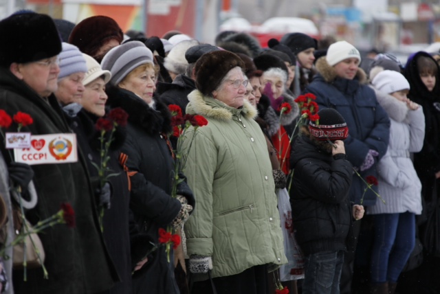 В память о подвиге. Руководители области возложили цветы к памятнику танкистам-добровольцам - Фото 4