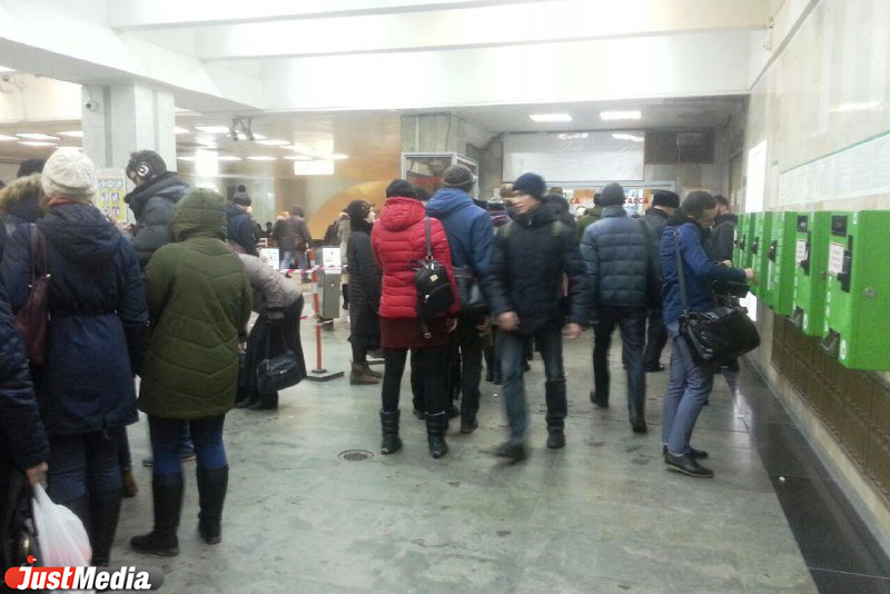 В метро Екатеринбурга жуткие толпы! Полицейские перешли на усиленный режим безопасности после взрыва в Питере. ФОТО - Фото 6