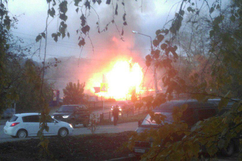 Все в огне: в центре Екатеринбурга горит лодочная станция. ФОТО - Фото 2