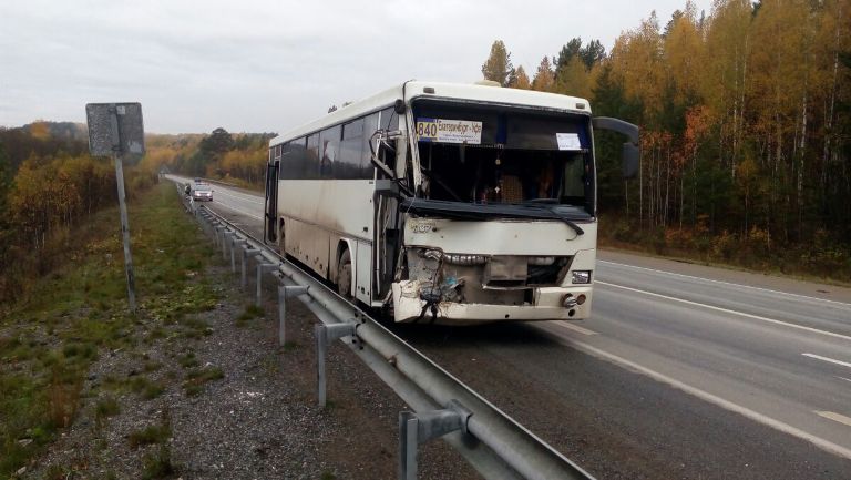 На Пермском тракте рейсовый автобус столкнулся с экскаватором. Пострадал один человек - Фото 2