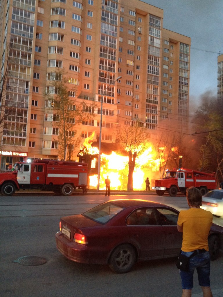 На улице 8 Марта сгорел расселенный барак  - Фото 2