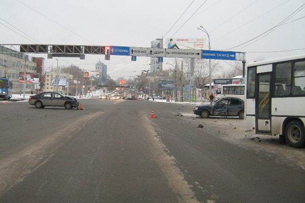 В Екатеринбурге водитель «Лифана» в ДТП покалечил трех пассажиров автобуса и водителя «Хёндэ» - Фото 3