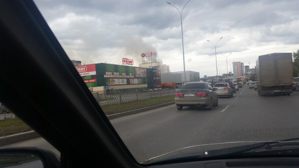 Крупный пожар в Екатеринбурге: рядом с заправкой на улице Халтурина горит деревянный дом. ФОТО - Фото 4