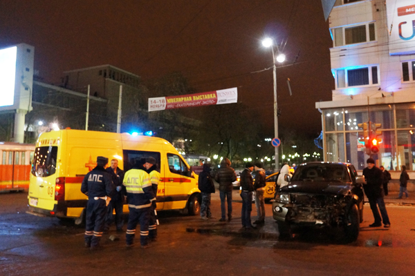В Екатеринбурге две иномарки не поделили дорогу. Пострадали две женщины и ребенок - Фото 2