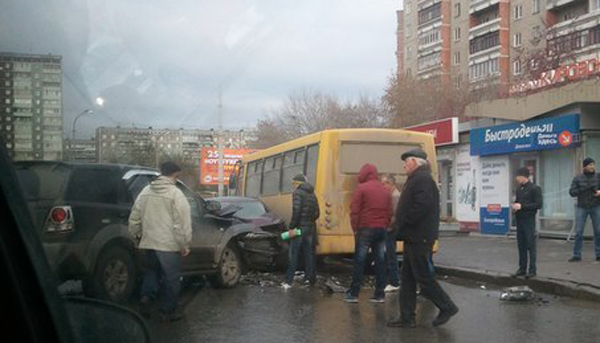 В Екатеринбурге лихач на иномарке спровоцировал массовое ДТП с четырьмя машинами и автобусом - Фото 2