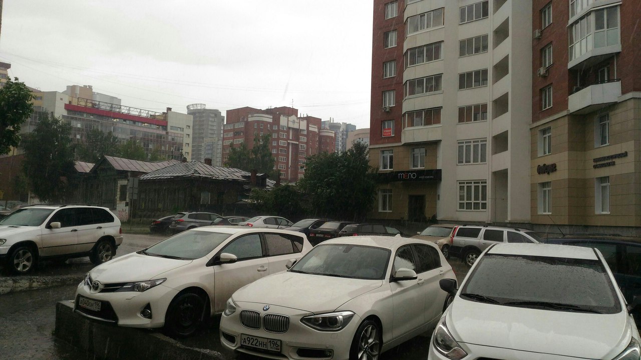 На Екатеринбург обрушился дождь с грозой. Несколько районов остались без света - Фото 2