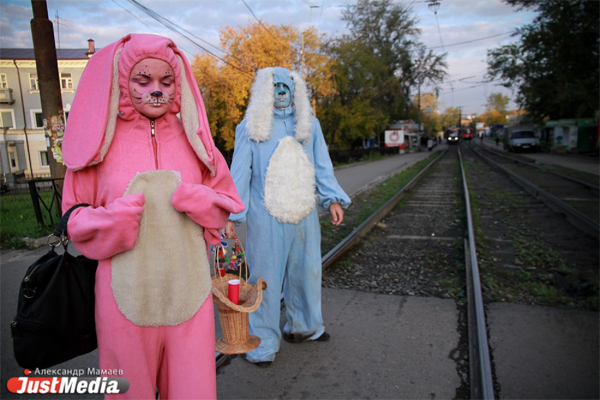 А «зайцы» против! Сегодня в Екатеринбурге «зайчики в трамвайчике» везли письмо главе города - Фото 2