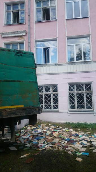 В центре Екатеринбурга появилась свалка из сотни книг  - Фото 2