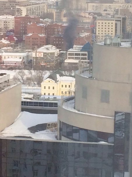 На стройке в центре Екатеринбурга загорелся трансформатор  - Фото 2