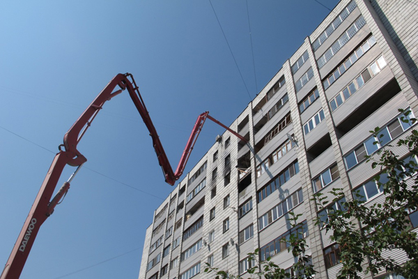 В Екатеринбурге на Стачек, 55 устроили огромную помойку. Жильцы винят строителей, а строители — ленивых жильцов - Фото 2