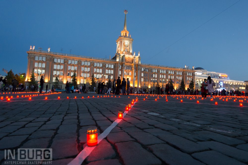 Жители Екатеринбурга выложили гигантское слово «Помним» из свечей на площади 1905 года. ФОТО - Фото 3