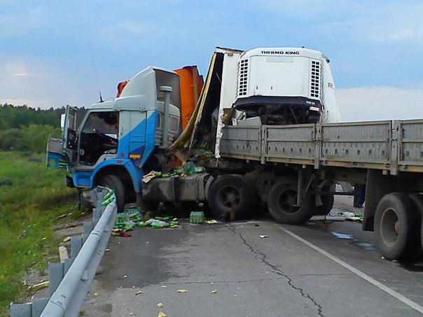 В Березовском столкнулись два грузовика - Фото 2