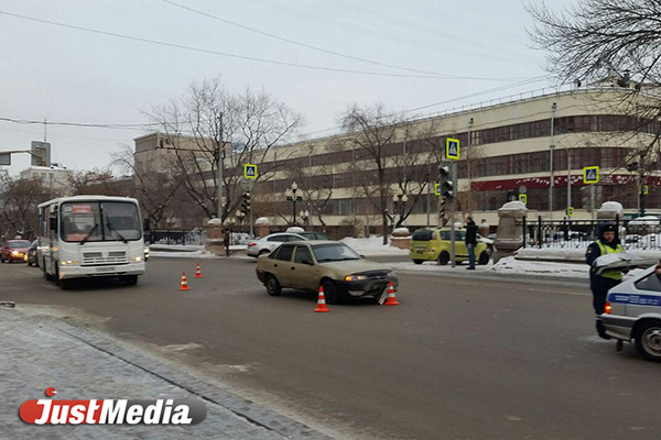 В центре Екатеринбурга, где не работают светофоры, легковушка сбила молодого парня - Фото 2