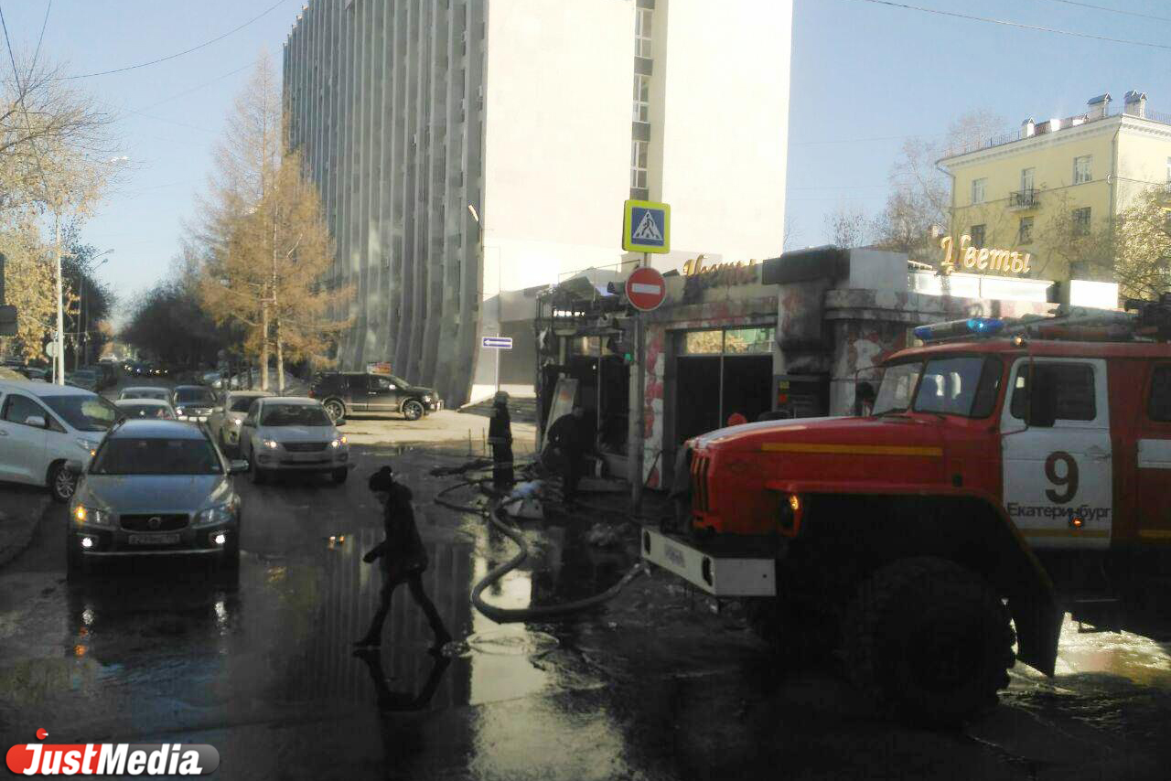 В Екатеринбурге на Куйбышева горит цветочный магазин и кафе. ФОТО - Фото 2