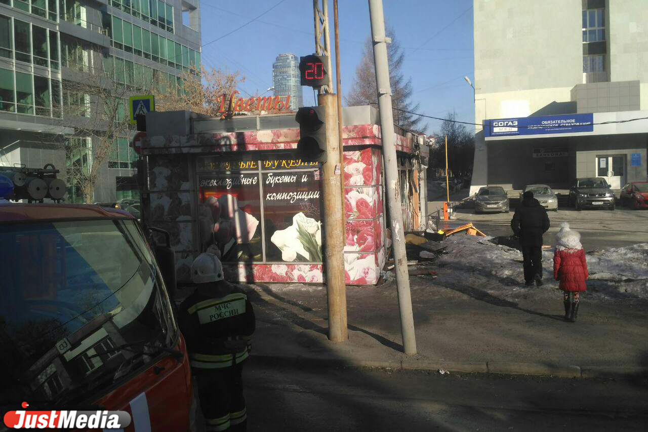 В Екатеринбурге на Куйбышева горит цветочный магазин и кафе. ФОТО - Фото 3