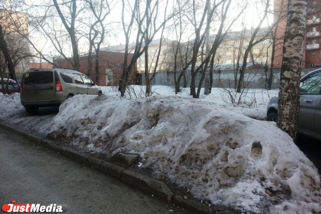Екатеринбург украсили горы черного снега. Горожане жалуются, что ночами не видят снежные завалы. ФОТО - Фото 2