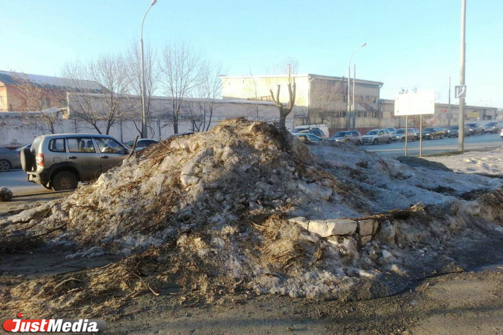 Екатеринбург украсили горы черного снега. Горожане жалуются, что ночами не видят снежные завалы. ФОТО - Фото 4