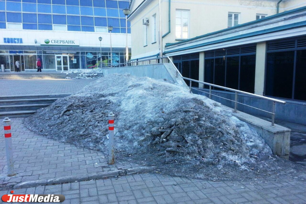 Екатеринбург украсили горы черного снега. Горожане жалуются, что ночами не видят снежные завалы. ФОТО - Фото 14