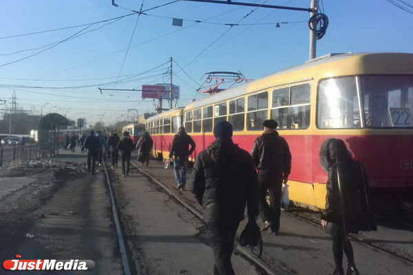 Жители Уралмаша не могут выехать в центр из-за сошедшего с рельсов трамвая. ФОТО - Фото 2