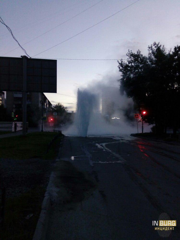 Еще один фонтан во время опрессовок забил посреди проезжей части на Фурманова - Фото 2
