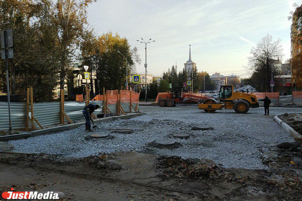 «Дождались». На Мамина-Сибиряка рабочие начали класть асфальт. ФОТО - Фото 3